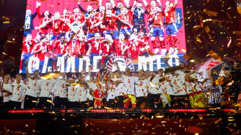Los jugadores de la selecci&oacute;n espa&ntilde;ola durante la celebraci&oacute;n este lunes en Cibeles