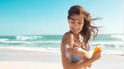 Crema hidratante o protector solar: ¿qué se debe poner primero? Esto recomiendan los expertos Crema hidratante o protector solar: ¿qué se debe poner primero? Esto recomiendan los expertos