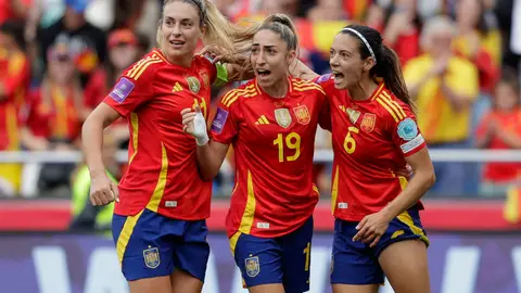 Aitana Bonmatí (d) celebra su gol con Alexia Putellas (i) y Olga Carmona (c) durante el partido correspondiente a la última jornada de la clasificación para la Eurocopa Femenina, entre las selecciones de España y Bélgica, este martes en el Estadio de Riazor de A Coruña (Galicia). EFE/ Cabalar Aitana Bonmatí (d) celebra su gol con Alexia Putellas (i) y Olga Carmona (c) durante el partido correspondiente a la última jornada de la clasificación para la Eurocopa Femenina, entre las selecciones de España y Bélgica, este martes en el Estadio de Riazor de A Coruña (Galicia). EFE/ Cabalar