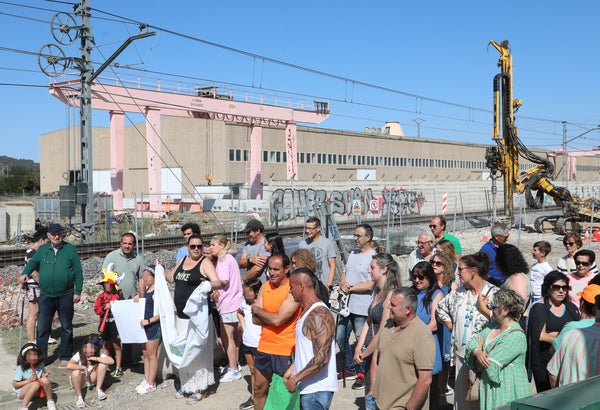 Decenas de vecinos protestan contra las obras de la Alta Velocidad a su paso por Palencia Decenas de vecinos protestan contra las obras de la Alta Velocidad a su paso por Palencia