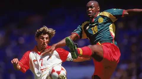 Ángulo de España es desafiado por Patrick Mboma de Camerún durante la final de fútbol masculino en el Estadio Olímpico en el día 15 de los Juegos Olímpicos de Sídney 2000 en Sídney, Australia. Camerún ganó en los penales. \ Crédito obligatorio: Michael Steele /Allsport Ángulo de España es desafiado por Patrick Mboma de Camerún durante la final de fútbol masculino en el Estadio Olímpico en el día 15 de los Juegos Olímpicos de Sídney 2000 en Sídney, Australia. Camerún ganó en los penales. \ Crédito obligatorio: Michael Steele /Allsport