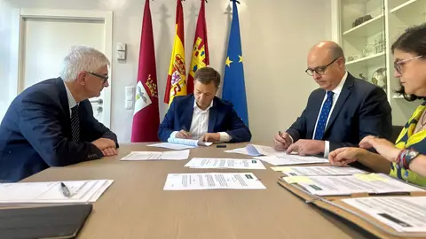 Una inversión de 9,63 millones para las obras en Albacete El alcalde de Albacete, Manuel Serrano,el concejal de Hacienda, Alberto Reina, junto con Francisco José Baonza y Carlos Prior, firmando el crédito.
