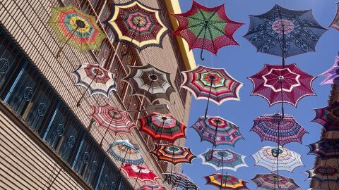 Paraguas ganchillo artesanales en Valdepe&ntilde;as