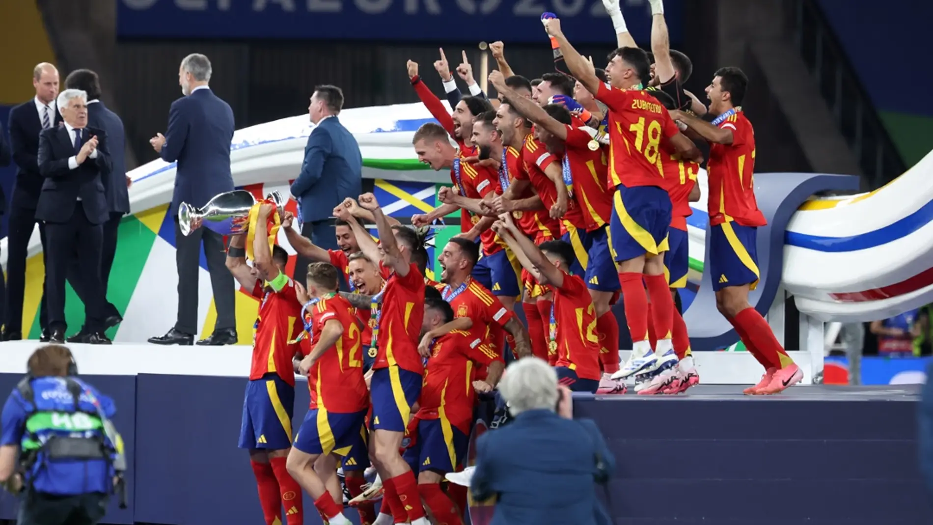 Los jugadores de la selección española de fútbol fueron registrados este domingo, 14 de julio, al celebrar el título de la Eurocopa 2024, tras derrotar por 2-1 a Inglaterra en la final, en el estadio Olímpico de Berlín (Alemania). EFE/Christopher Neundorf