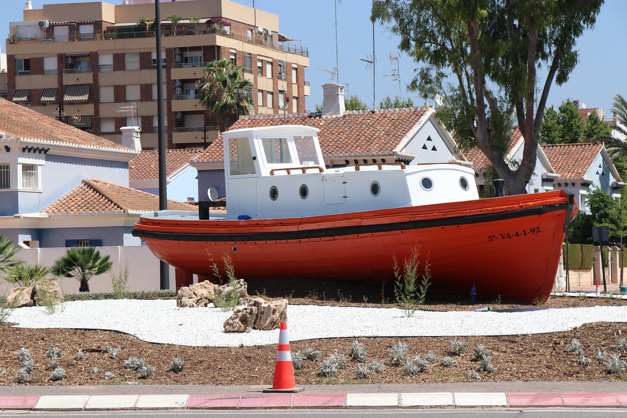 La barca de practicaje Virgen de Begoña de Altos Hornos, homenajeada en una rotonda de El Puerto La barca de practicaje Virgen de Begoña de Altos Hornos, homenajeada en una rotonda de El Puerto