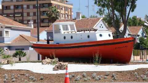 Barca de practicaje Virgen de Begoña, de Altos Hornos del Mediterráneo (AHM), en una rotonda de Puerto de Sagunto