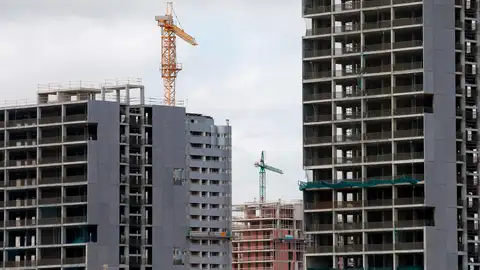 La economía valenciana crecerá este año un 2,4 %, una décima por debajo de la media La economía valenciana crecerá este año un 2,4 %, una décima por debajo de la media