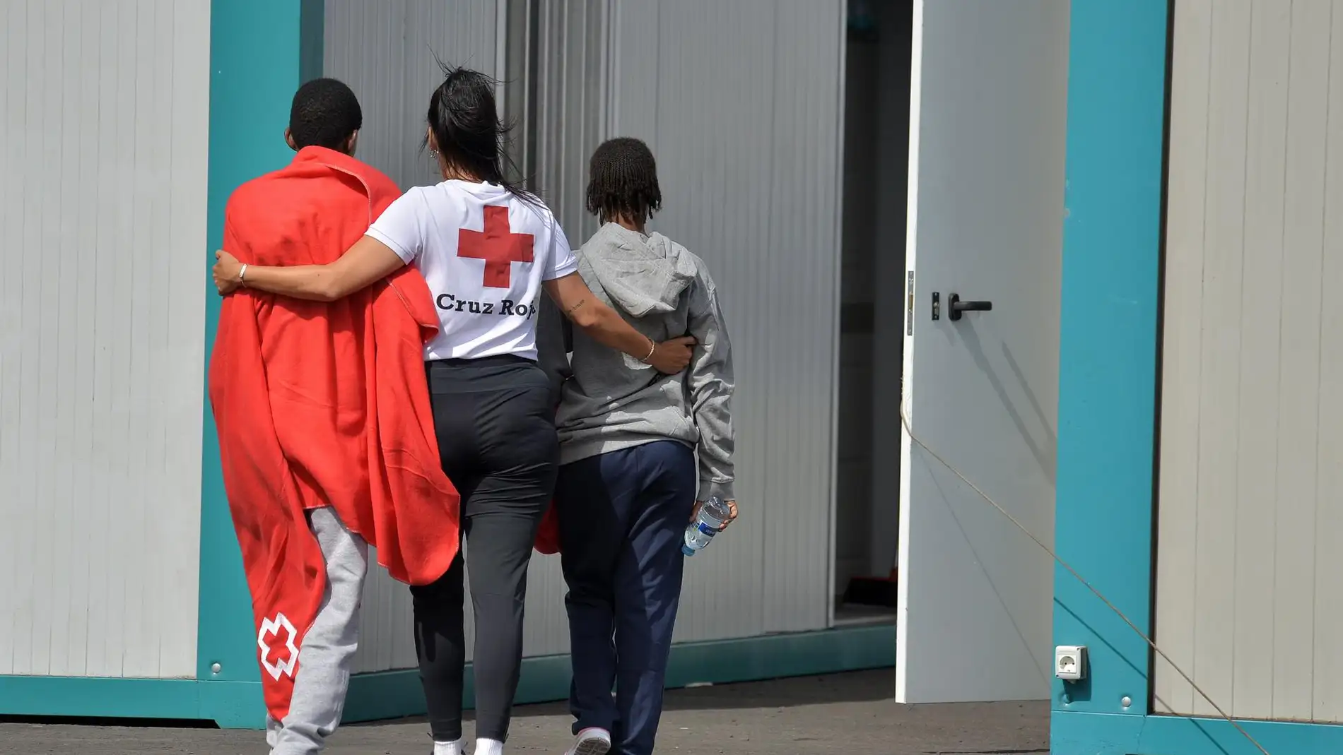 Cruz Roja atiende a los 51 migrantes rescatados en El Hierro, entre ellos una niña de 2 años que finalmente ha fallecido