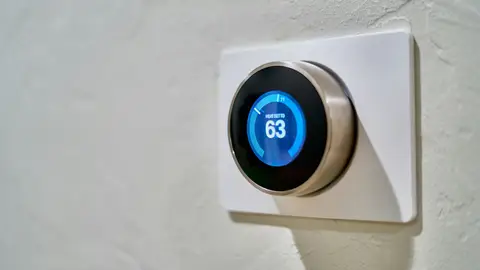 La luz supera la cota de los 100 €/MWh con la irrupción de la primera ola de calor La luz supera la cota de los 100 €/MWh con la irrupción de la primera ola de calor