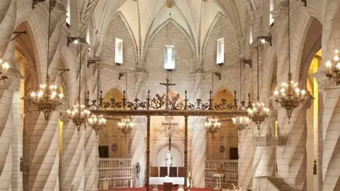 Interior de la Iglesia Arciprestal de Santiago en Villena Interior de la Iglesia Arciprestal de Santiago en Villena