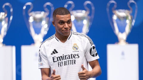 Kylian Mbapp&eacute; durante su presentaci&oacute;n en el Santiago Bernab&eacute;u