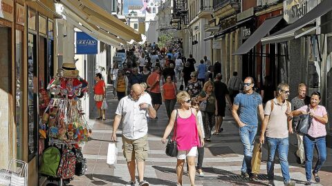 Imagen de una de las principales calles comerciales de Ma&oacute;.