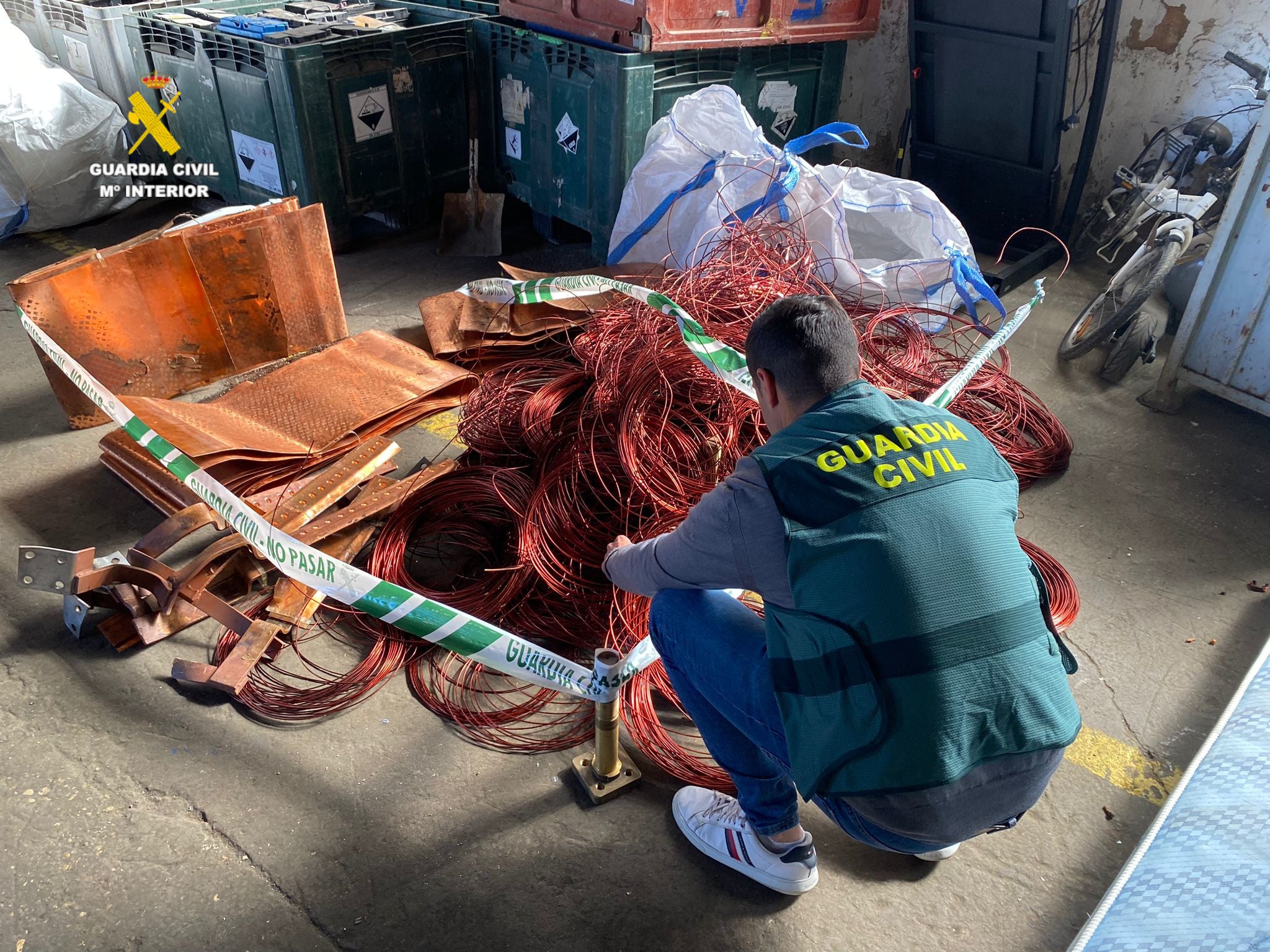 La Guardia Civil desarticula una organización criminal dedicada al robo de cobre y recupera once toneladas del metal sustraído La Guardia Civil desarticula una organización criminal dedicada al robo de cobre y recupera once toneladas del metal sustraído