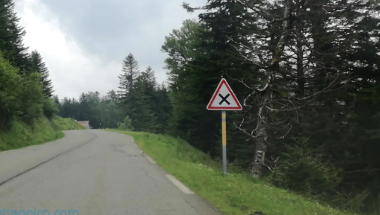 ¿Te has encontrado con la señal de la DGT con una X en un triángulo? Este es su significado ¿Te has encontrado con la señal de la DGT con una X en un triángulo? Este es su significado