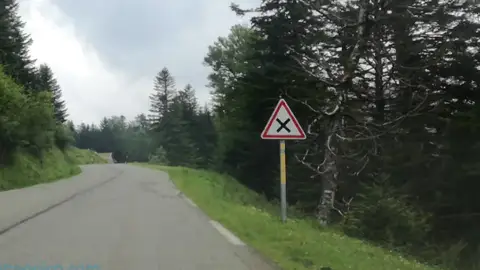 Qué significa la señal de la DGT que tiene una X en un triángulo Qué significa la señal de la DGT que tiene una X en un triángulo