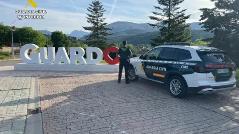 La Guardia Civil procede a la detención de tres personas por supuesto delito hurto .