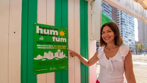 Mónica Gómez con el cartel de 'espacio sin humo' en la playa Mónica Gómez con el cartel de 'espacio sin humo' en la playa