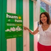Mónica Gómez con el cartel de 'espacio sin humo' en la playa 