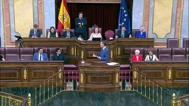 Sánchez afea a la bancada del PP que no le escuche: "Menuda falta de educación" Sánchez afea a la bancada del PP que no le escuche: "Menuda falta de educación"