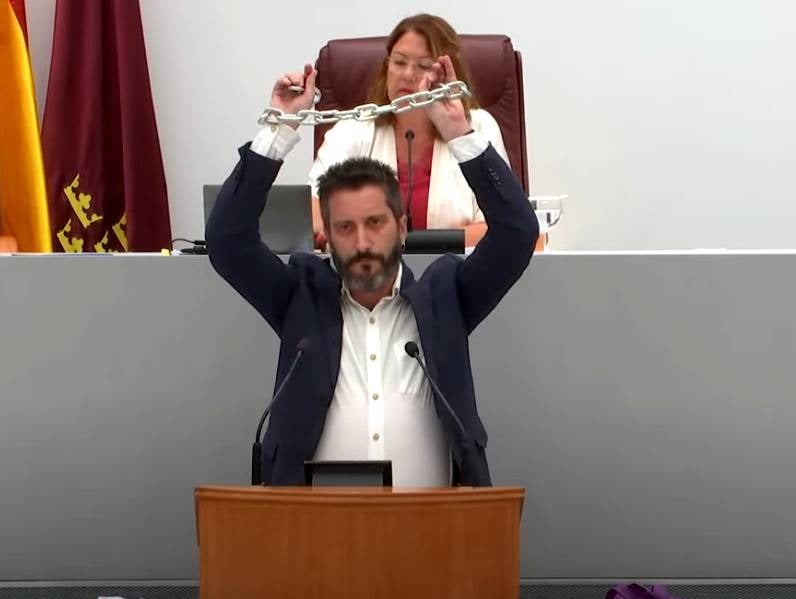 Sancionado durante un mes de empleo y sueldo el diputado de Podemos Víctor Egío Sancionado durante un mes de empleo y sueldo el diputado de Podemos Víctor Egío