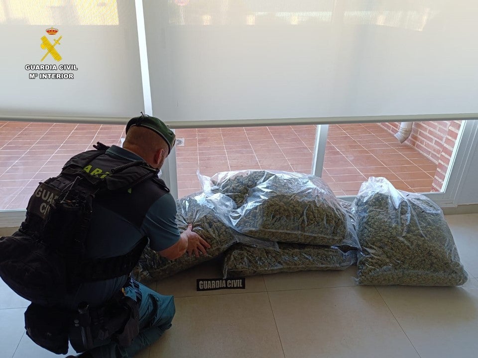 Detenido en Orihuela Costa con 27 kilos de marihuana y 210 gramos de hachís en su coche Detenido en Orihuela Costa con 27 kilos de marihuana y 210 gramos de hachís en su coche