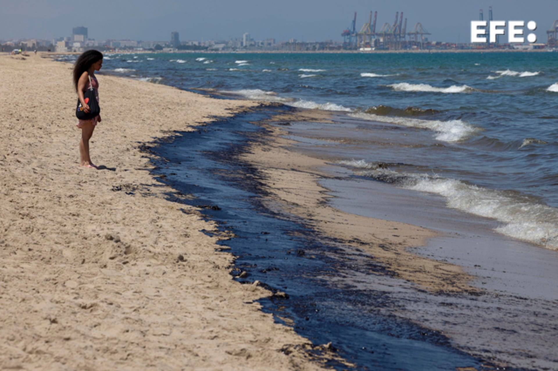 La Autoridad Portuaria de Valencia asegura que el vertido que afecta a tres playas no procede de ningún barco de la zona de fondeo La Autoridad Portuaria de Valencia asegura que el vertido que afecta a tres playas no procede de ningún barco de la zona de fondeo