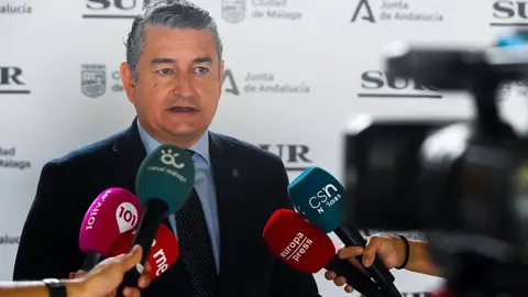 El consejero de la Presidencia, Interior, Diálogo Social y Simplificación Administrativa, Antonio Sanz, en declaraciones a los periodistas en Málaga. El consejero de la Presidencia, Interior, Diálogo Social y Simplificación Administrativa, Antonio Sanz, en declaraciones a los periodistas en Málaga.