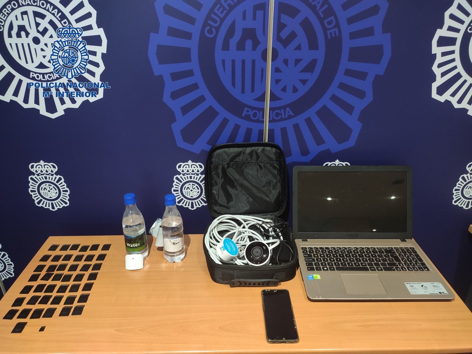 Detenidos dos hombres por colocar cámaras ocultas en un hotel y en una farmarcia Detenidos dos hombres por colocar cámaras ocultas en un hotel y en una farmarcia