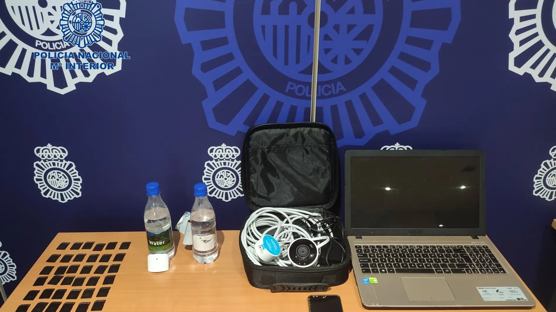 Foto de archivo. La Policía Nacional Detiene A Un Hombre Por Delitos Contra La Intimidad Foto de archivo. La Policía Nacional Detiene A Un Hombre Por Delitos Contra La Intimidad