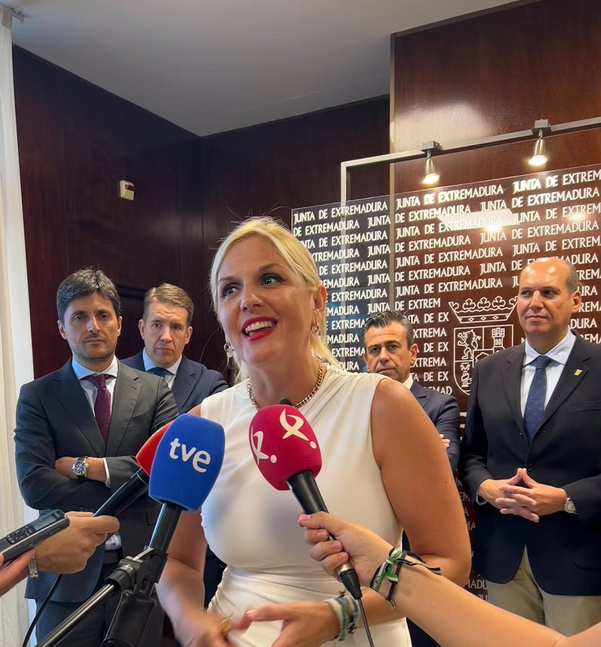 La Junta firma convenios con 6 entidades bancarias con novedades como el pago instantáneo de nóminas a los funcionarios La Junta firma convenios con 6 entidades bancarias con novedades como el pago instantáneo de nóminas a los funcionarios