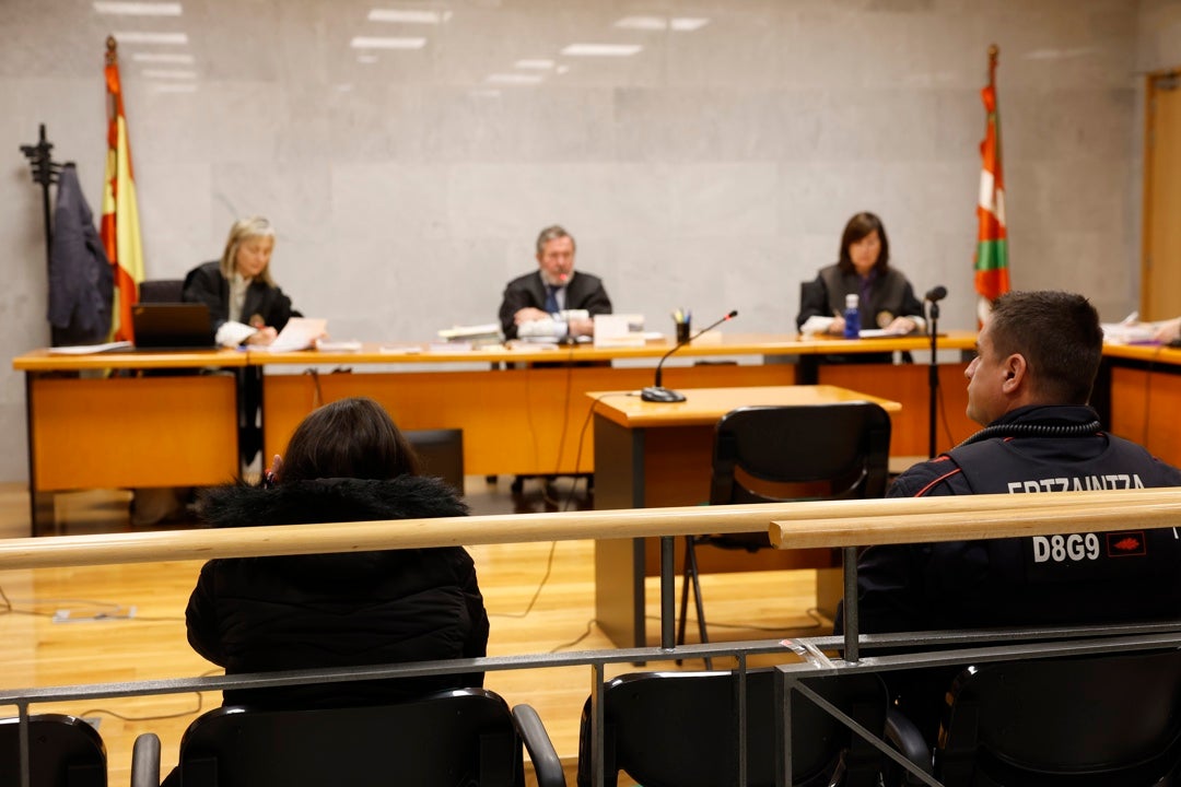 Condenada a 16 años y medio de cárcel la mujer que intentó matar a sus dos hijos en Bilbao Condenada a 16 años y medio de cárcel la mujer que intentó matar a sus dos hijos en Bilbao