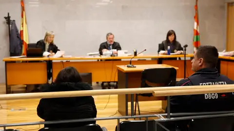 Condenada a 16 años y medio de cárcel la mujer que intentó matar a sus dos hijos en Bilbao Condenada a 16 años y medio de cárcel la mujer que intentó matar a sus dos hijos en Bilbao