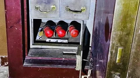 Hallan tres granadas de mano de la Guerra Civil en la caja fuerte de una vivienda de Zafra Hallan tres granadas de mano de la Guerra Civil en la caja fuerte de una vivienda de Zafra