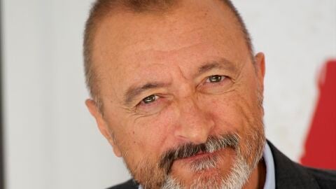 El escritor Arturo Pérez Reverte asiste a una firma de libros durante la &#39;Feria del Libro 2013&#39; en el Parque del Retiro el 2 de junio de 2013 en Madrid, España. (Foto de Juan Naharro Giménez/Getty Images)