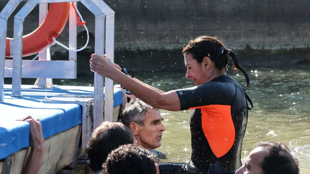 Anne Hidalgo en el momento de inmersi&oacute;n en el r&iacute;o Sena/ EFE/EPA/JOEL SAGET 