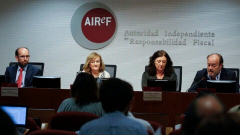 La AIReF sube previsi&oacute;n de crecimiento hasta el 2,4% y mantiene el d&eacute;fcit del 3% para 2004