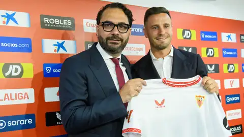 El centrocampista Saúl Ñíguez (d), que llega cedido por el Atlético de Madrid para esta campaña al Sevilla FC, con la opción de prorrogar su relación contractual con el club hispalense por otra más, durante su presentación en la sala de prensa del estadio Ramón Sánchez Pizjúan, acompañado por el director deportivo, Victor Orta (i) El centrocampista Saúl Ñíguez (d), que llega cedido por el Atlético de Madrid para esta campaña al Sevilla FC, con la opción de prorrogar su relación contractual con el club hispalense por otra más, durante su presentación en la sala de prensa del estadio Ramón Sánchez Pizjúan, acompañado por el director deportivo, Victor Orta (i)
