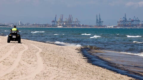 Una de las playas de El Saler afectada por el vertido.