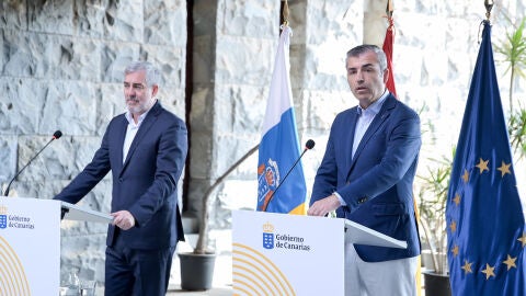 Fernando Clavijo (I), Presidente del Gobierno de Canarias y Manuel Domínguez (D), Vicepresidente y Consejero de Economía del Gobierno de Canarias