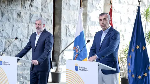 Fernando Clavijo (I), Presidente del Gobierno de Canarias y Manuel Domínguez (D), Vicepresidente y Consejero de Economía del Gobierno de Canarias Fernando Clavijo (I), Presidente del Gobierno de Canarias y Manuel Domínguez (D), Vicepresidente y Consejero de Economía del Gobierno de Canarias