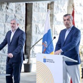 Fernando Clavijo (I), Presidente del Gobierno de Canarias y Manuel Domínguez (D), Vicepresidente y Consejero de Economía del Gobierno de Canarias