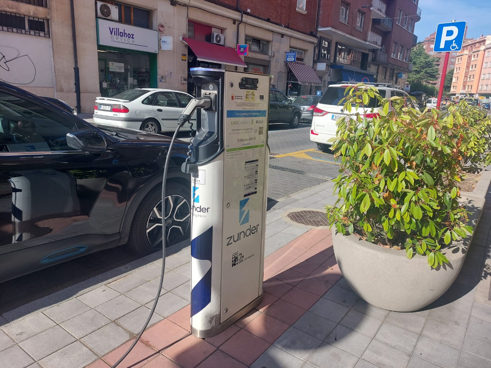 El Ayuntamiento de Palencia corta del suministro eléctrico de los postes de recarga para ahorrar dinero El Ayuntamiento de Palencia corta del suministro eléctrico de los postes de recarga para ahorrar dinero