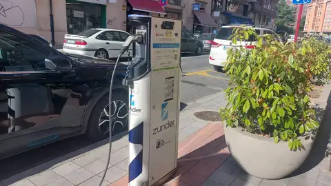 El Ayuntamiento de Palencia corta del suministro eléctrico de los postes de recarga para ahorrar dinero .