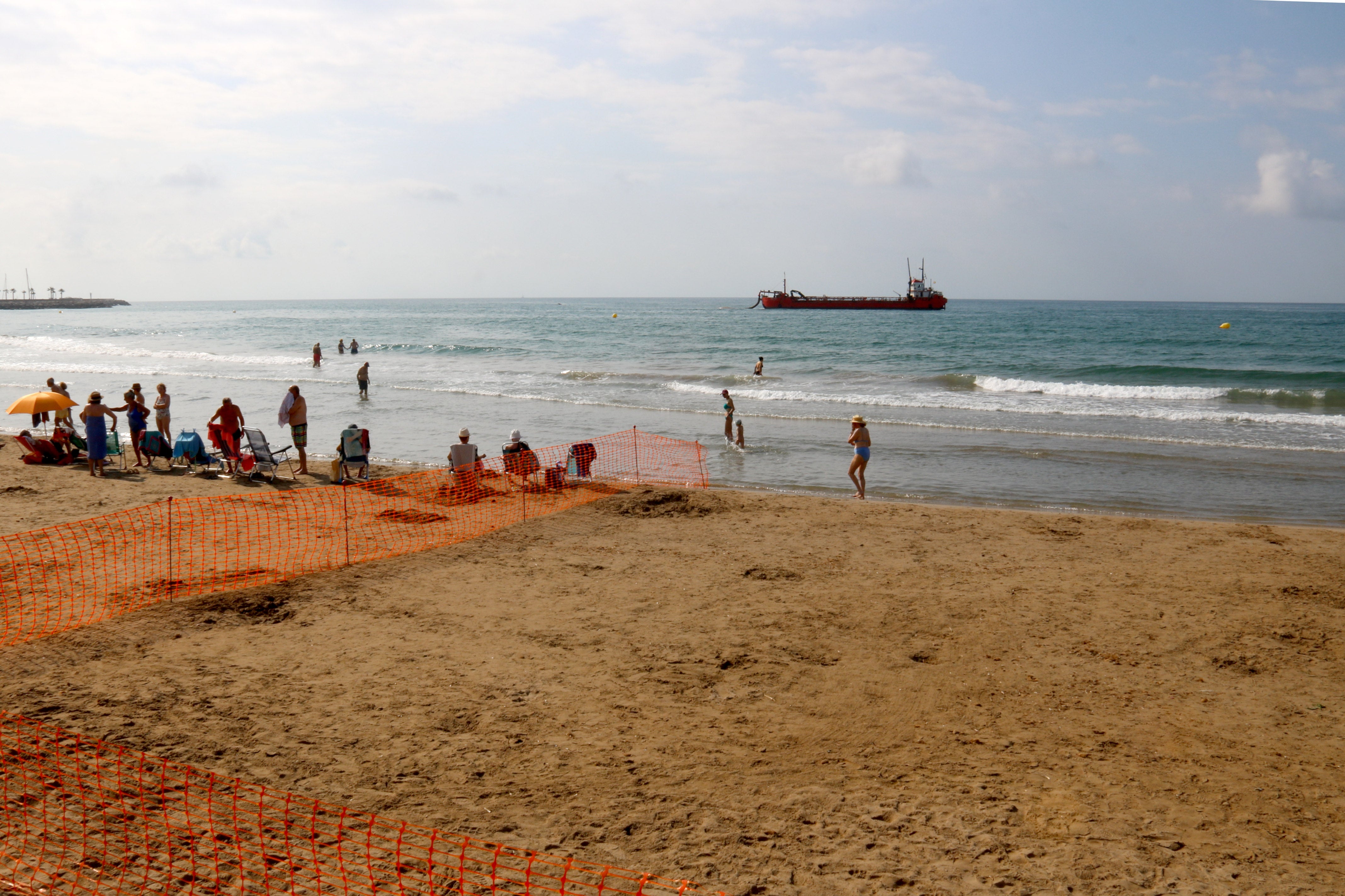 Tasques d'aportació de sorra a les platges urbanes de Sitges mentre el sector turístic reclama solucions definitives Tasques d'aportació de sorra a les platges urbanes de Sitges mentre el sector turístic reclama solucions definitives