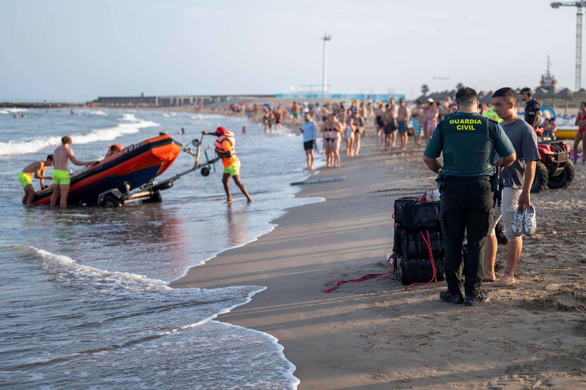 La Guardia Civil retira de la playa del Arenal de Burriana más de diez fardos negros La Guardia Civil retira de la playa del Arenal de Burriana más de diez fardos negros