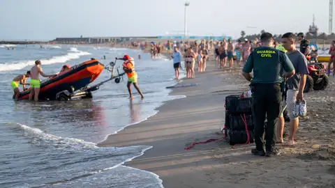 La Guardia Civil retira de la playa del Arenal de Burriana más de diez fardos negros La Guardia Civil retira de la playa del Arenal de Burriana más de diez fardos negros