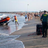 La Guardia Civil retira de la playa del Arenal de Burriana más de diez fardos negros