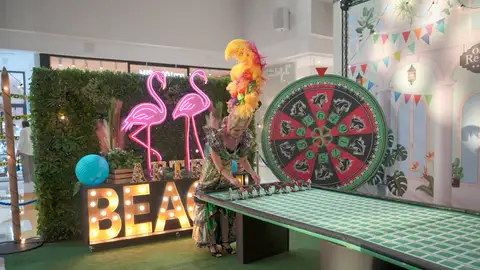 El centro comercial L’Aljub se viste de verano de los años 50 en paraísos tropicales. El centro comercial L’Aljub se viste de verano de los años 50 en paraísos tropicales.