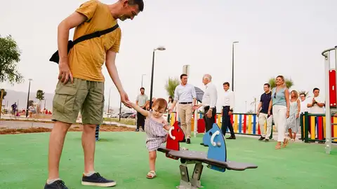 Niños jugando en el nuevo parque 'Las Salinas' de Roquetas de Mar Niños jugando en el nuevo parque 'Las Salinas' de Roquetas de Mar