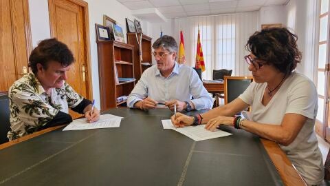 Firma del convenio con los comerciantes Firma del convenio con los comerciantes
